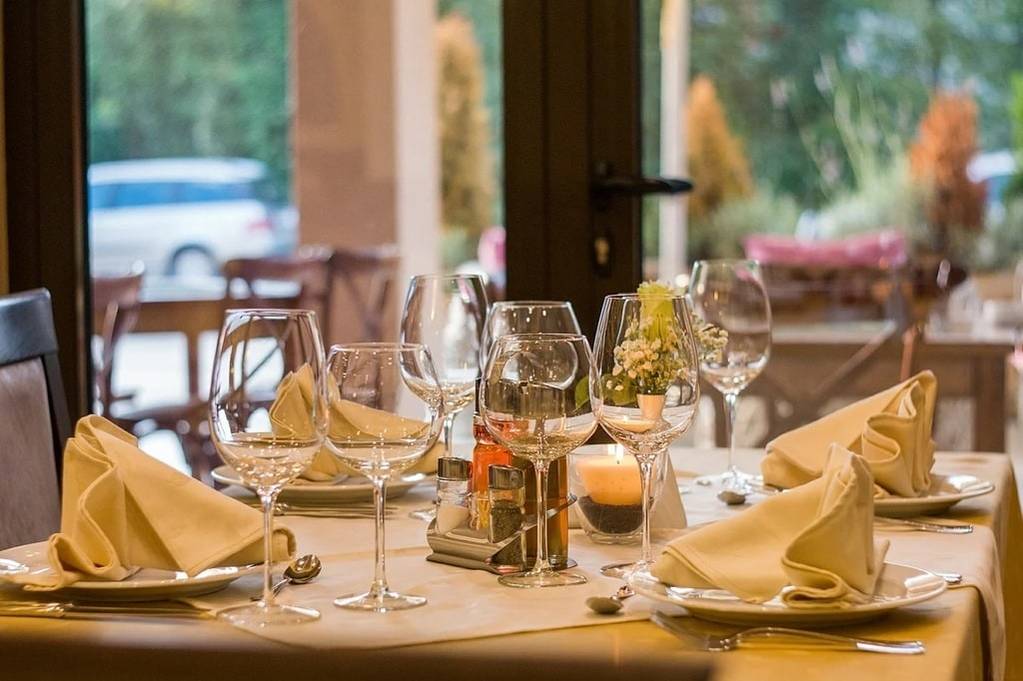 Comment trouver un restaurant à Sanary en plein été ?